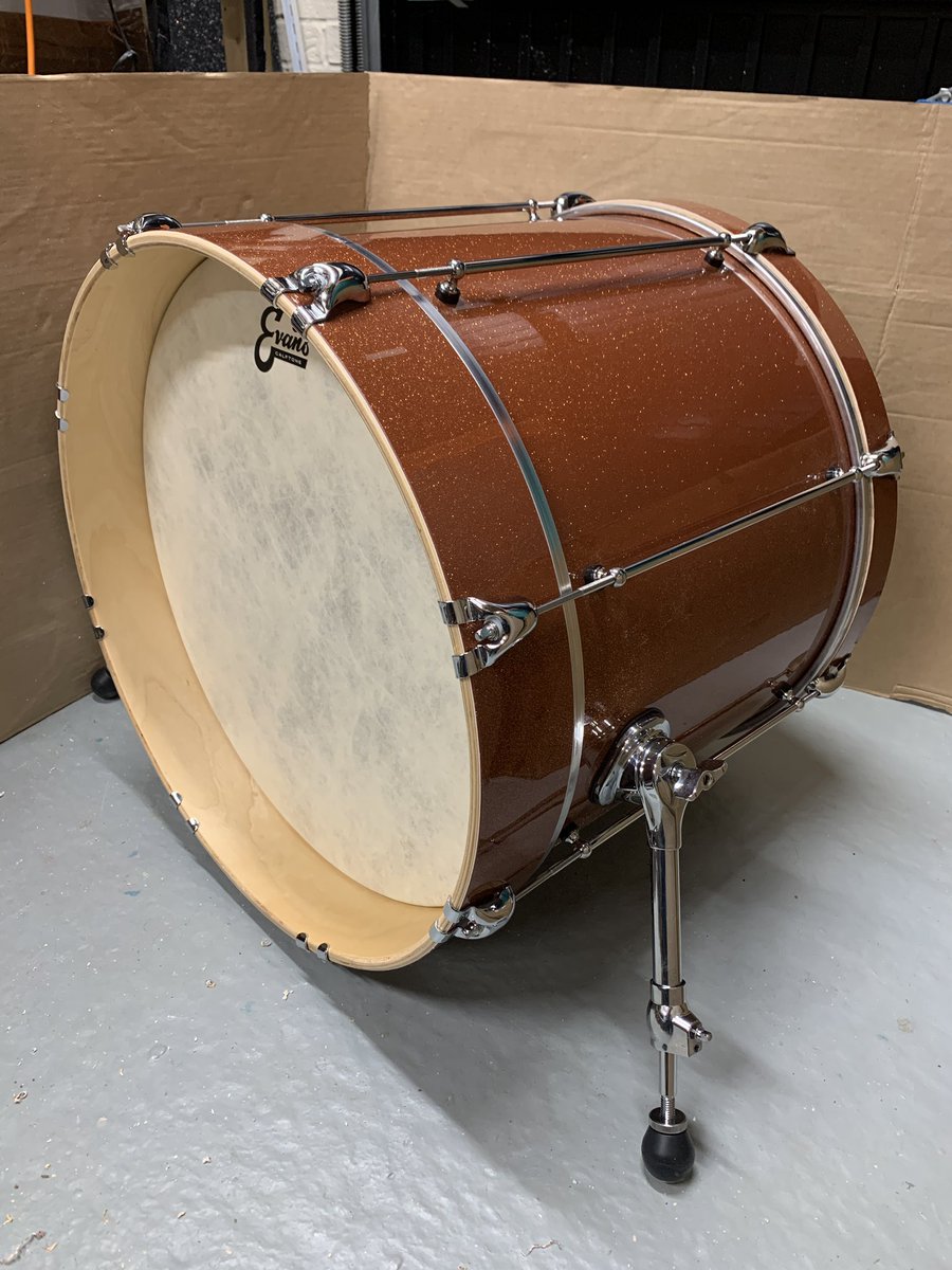 CarlADDrums's tweet photo. Vintage styling with a modern twist!
20x15 Maple shell with copper sparkle wrap, full length tube lugs and extended front hoop.
#addrums #customdrums #bassdrum https://t.co/p0RypmFTwQ