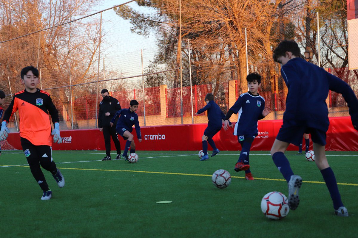 RFFM_oficial's tweet photo. ⚽️🏃🏻‍♂️🏃‍♀️TECNIFICACIÓN | El Centro de Tecnificación de la #RFFM ha iniciado esta tarde trabajo con el Bloque 4 de la temporada en Cotorruelo

Es la 1ª de las 3 sesiones con dos equipos alevines de @cuzonanorte y @efelolivocosla1 y dos benjamines de @EMFALUCHE y @CelticCastilla https://t.co/x0DTPk3wEq