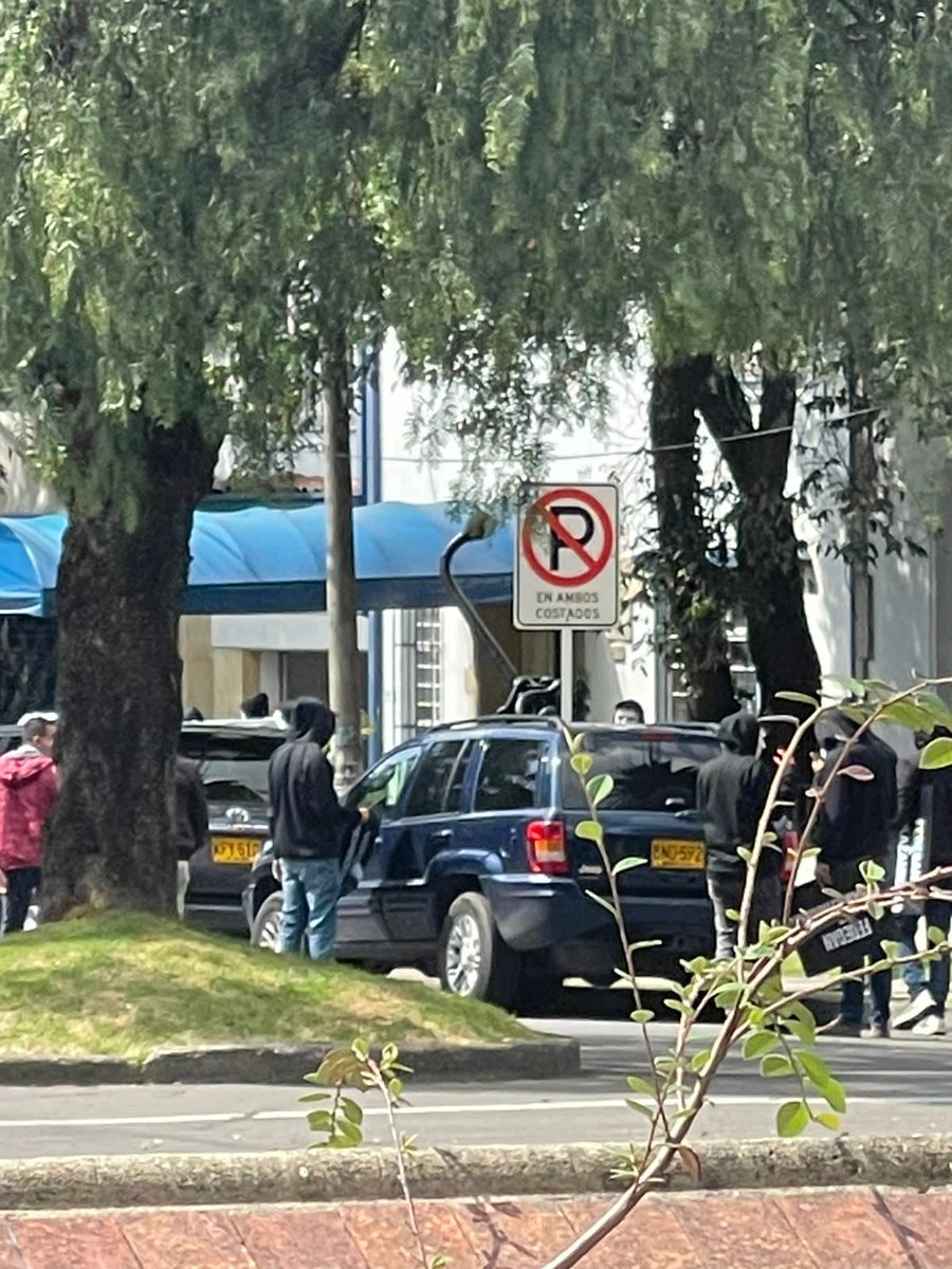 jflafaurie's tweet image. #Denuncia Un edil de Usaquén, Nicolás Gutiérrez y Emilio Pombo, asesor del representante Juan Carlos Lozada, en camionetas de alta gama con placas BN0592 y KFY510, irrumpieron afuera de instalaciones de ⁦@Fedegan⁩, amenazando e intimidando a los funcionarios que laboraban