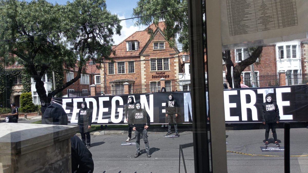 jflafaurie's tweet image. #Denuncia Un edil de Usaquén, Nicolás Gutiérrez y Emilio Pombo, asesor del representante Juan Carlos Lozada, en camionetas de alta gama con placas BN0592 y KFY510, irrumpieron afuera de instalaciones de ⁦@Fedegan⁩, amenazando e intimidando a los funcionarios que laboraban