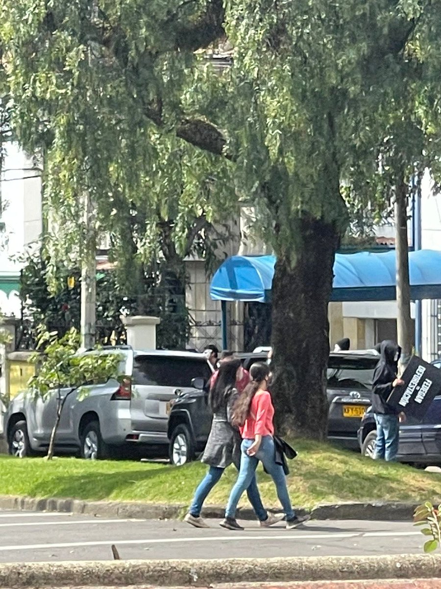 jflafaurie's tweet image. #Denuncia Un edil de Usaquén, Nicolás Gutiérrez y Emilio Pombo, asesor del representante Juan Carlos Lozada, en camionetas de alta gama con placas BN0592 y KFY510, irrumpieron afuera de instalaciones de ⁦@Fedegan⁩, amenazando e intimidando a los funcionarios que laboraban