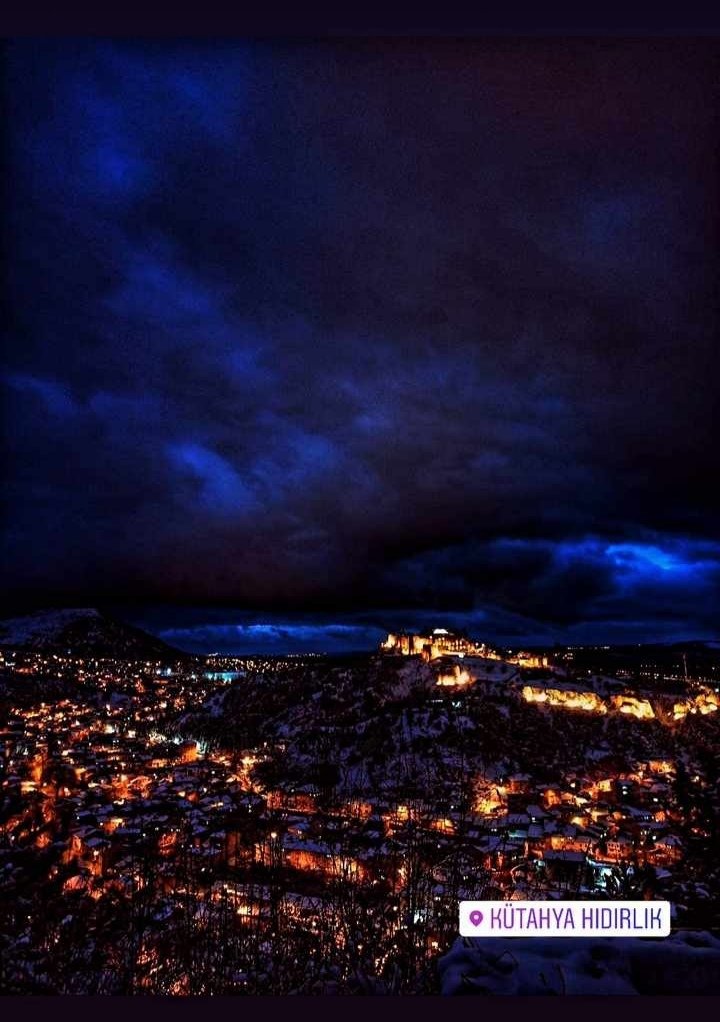 Sen ne kadar güzelsin be gece #kütahya #iyigeceler #GeceyeBirNot #geceyenot 🖤 kederim geceden yüce...