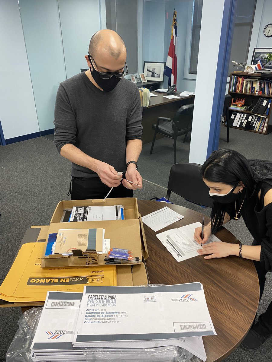 NYConsul's tweet photo. Miembros de mesa juramentados contribuyen con la revisión del material electoral en el Consulado General en Nueva York @tse #Elecciones2022 #CostaRica #CostaRicaDecide #democracia #votoenelexterior #VotoExterior https://t.co/4yZYMe9QdY