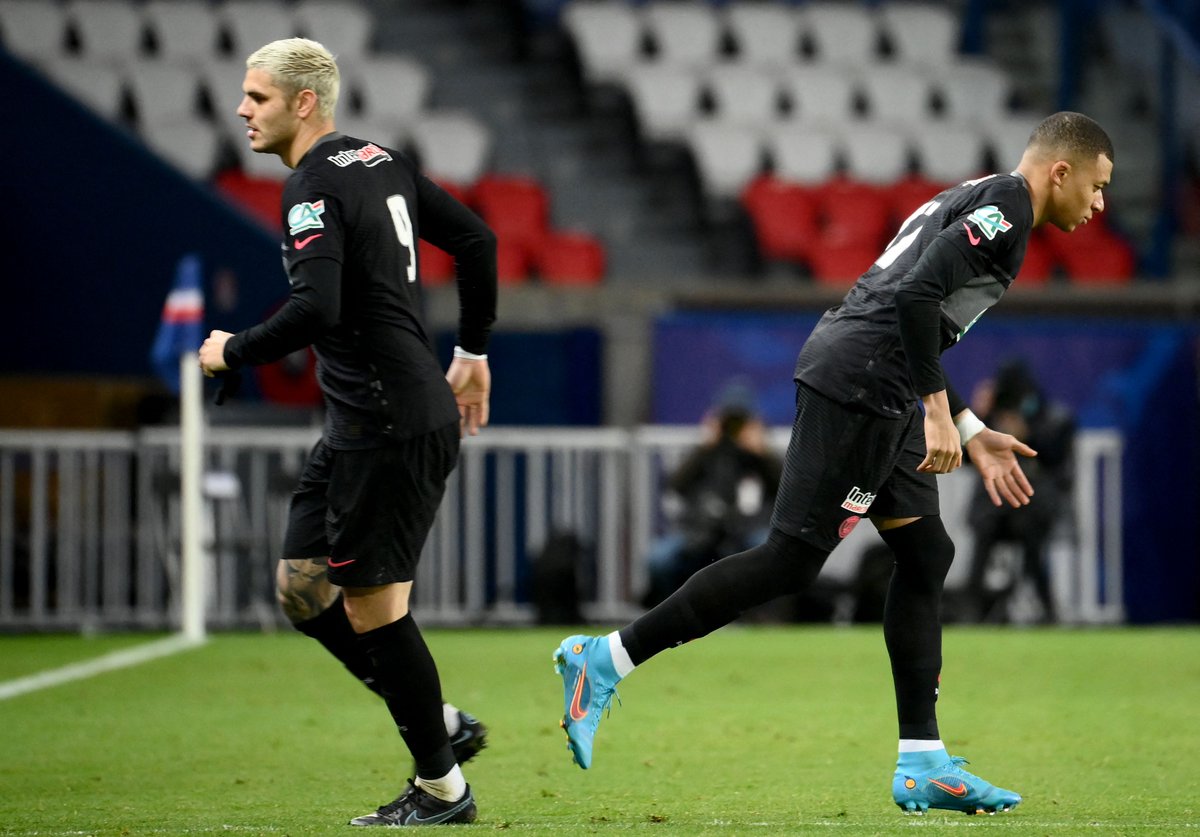 OptaJean's tweet photo. 6 - Mauro Icardi made only 6 touches against Nice, the worst tally for a player who appeared more than 45 minutes of a game with Paris since Opta has this data in all competitions (2014/15). Ghost👻. #PSGOGCN https://t.co/eHpmT3cVgQ