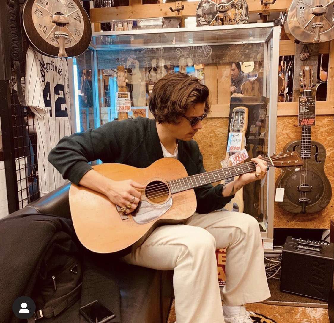 HSQUOTED's tweet photo. “I had a very Murakami birthday because I ended up staying in Tokyo on my own. I had grilled fish and miso soup for breakfast, then I went to this cafe. I sat and drank tea and read for five hours.”

(Harry Styles on his 25th birthday, Rolling Stone 2019) https://t.co/wYaXjYMKNx
