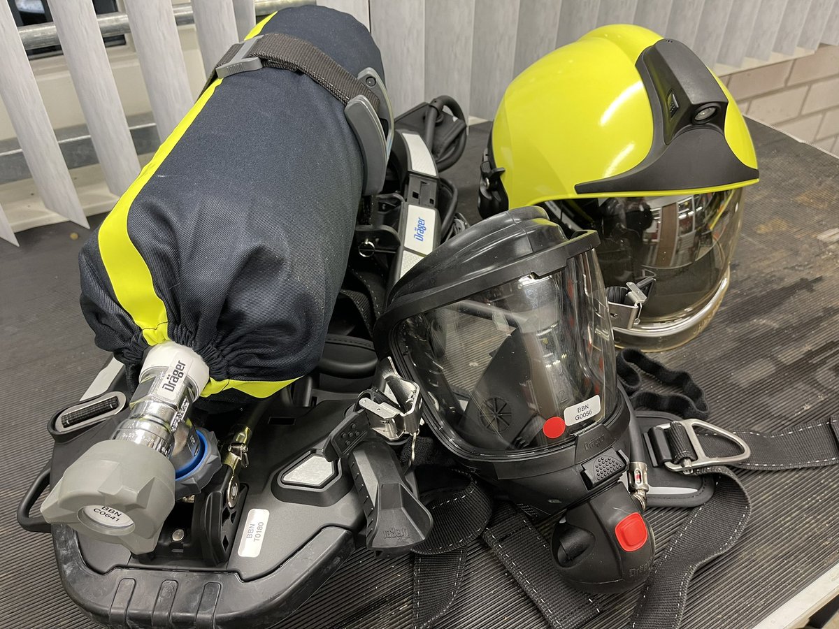 Posthelvoirt's tweet photo. Vanavond heeft onze post de beschikking gekregen over nieuwe helmen, ademlucht toestellen, ademlucht flessen en maskers. 

Alle zijn van het merk Dräger. Instructeurs van dit bedrijf, hebben ons vanavond uitleg gegeven en geholpen bij het afstellen van de nieuwe helmen. 🚒📟🧑🏻‍🚒 https://t.co/sbRyZTkLON