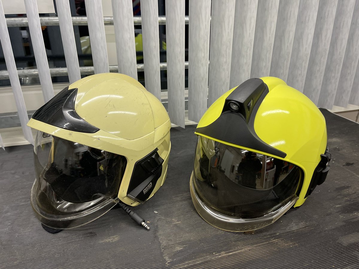 Posthelvoirt's tweet photo. Vanavond heeft onze post de beschikking gekregen over nieuwe helmen, ademlucht toestellen, ademlucht flessen en maskers. 

Alle zijn van het merk Dräger. Instructeurs van dit bedrijf, hebben ons vanavond uitleg gegeven en geholpen bij het afstellen van de nieuwe helmen. 🚒📟🧑🏻‍🚒 https://t.co/sbRyZTkLON