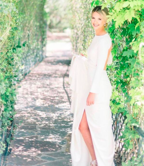 The tunnel of love is a perfect bridal hangout spot 🤍

@haydenjordanphoto
@bethanyelyse_beauty