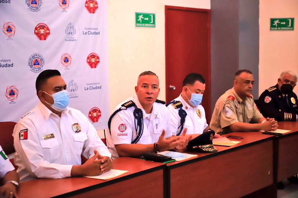 BomberosMexico1's tweet photo. La entrega de reconocimientos por años de servicio y logros en justas deportivas que @PCYBOMBGDL entregó a su personal.

Además, participaron en una reunión de trabajo en la que se abordaron los proyectos de trabajo para 2022, entre ellos los programas de capacitación. https://t.co/MVB7ZrCDEJ