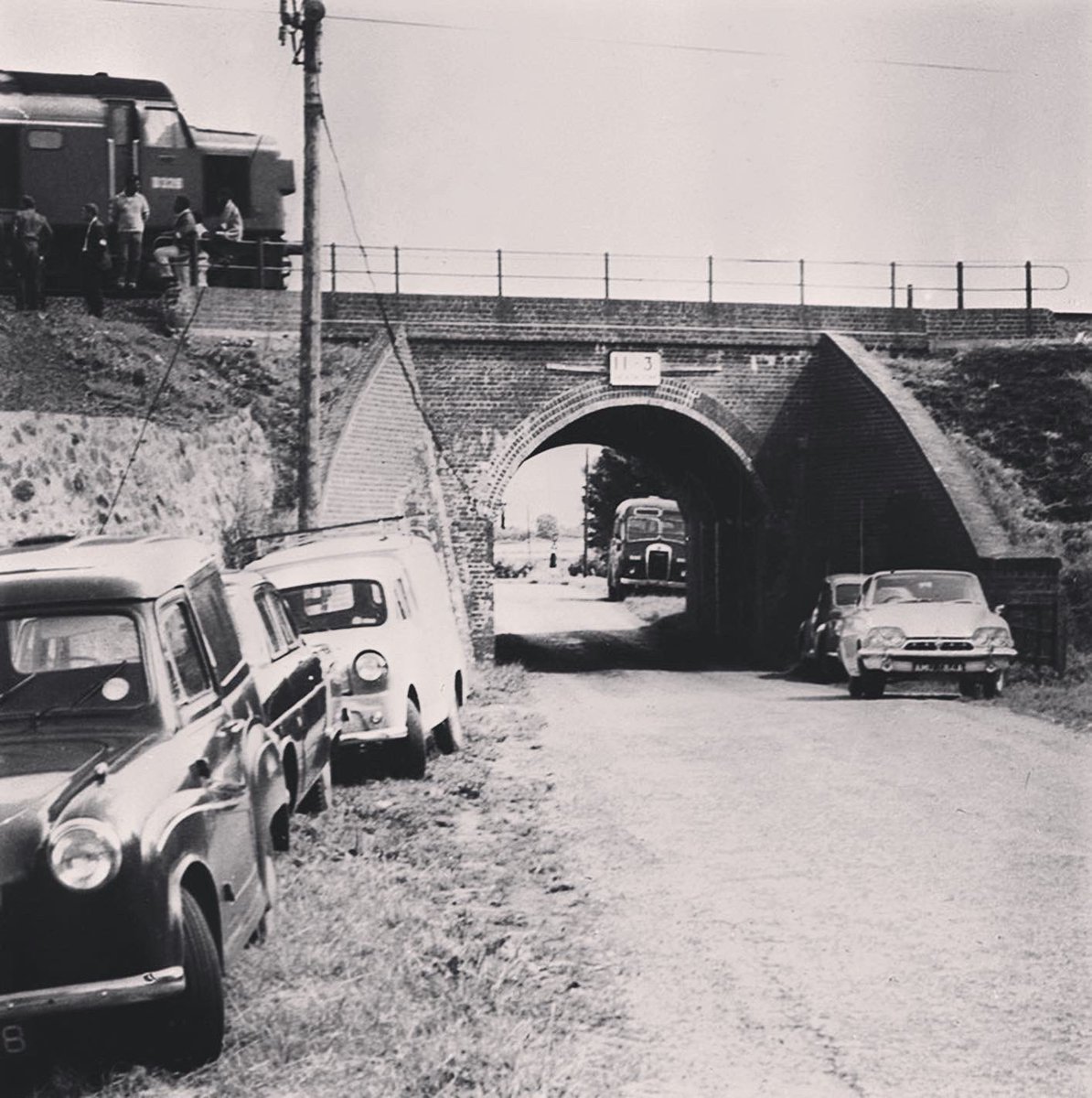 SteveDentonCars's tweet image. Step back in time with artistic licence and it’s 1963, The Great Train Robbery has just happened and Lou the Spitfire is the scene of the crime #LouTheSpitfire #greattrainrobbery #triumphspitfire #youtuber