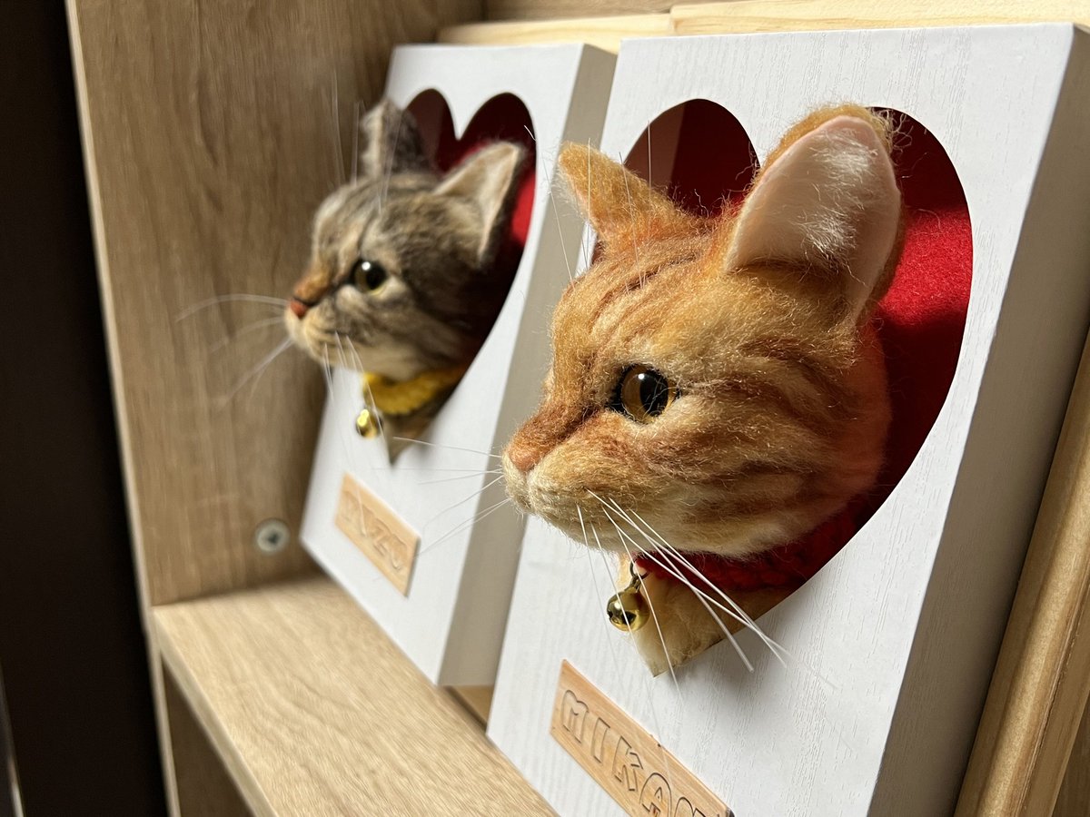 我が家の猫様」と題して羊毛フェルトで画像の様なハートの穴から顔を