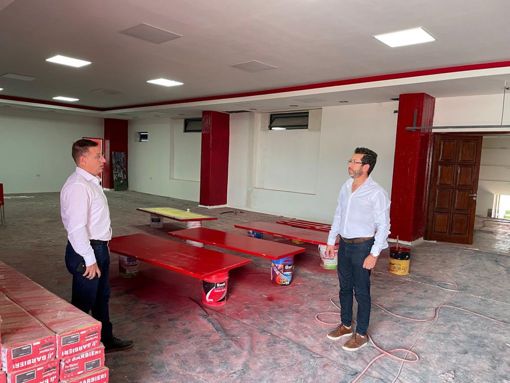 CASMOficial's tweet photo. 🔴⚪️ #Institucional 

👷🏽‍♂️ Siguen las obras y mejoras en el estadio y en el complejo  

El Vicepresidente Bruno Sogno junto al Tesorero de nuestra institución, Hugo Ledesma, recorrieron y supervisaron los avances de la primera etapa de las obras que se están llevando a cabo. https://t.co/4UBkBnUTzc