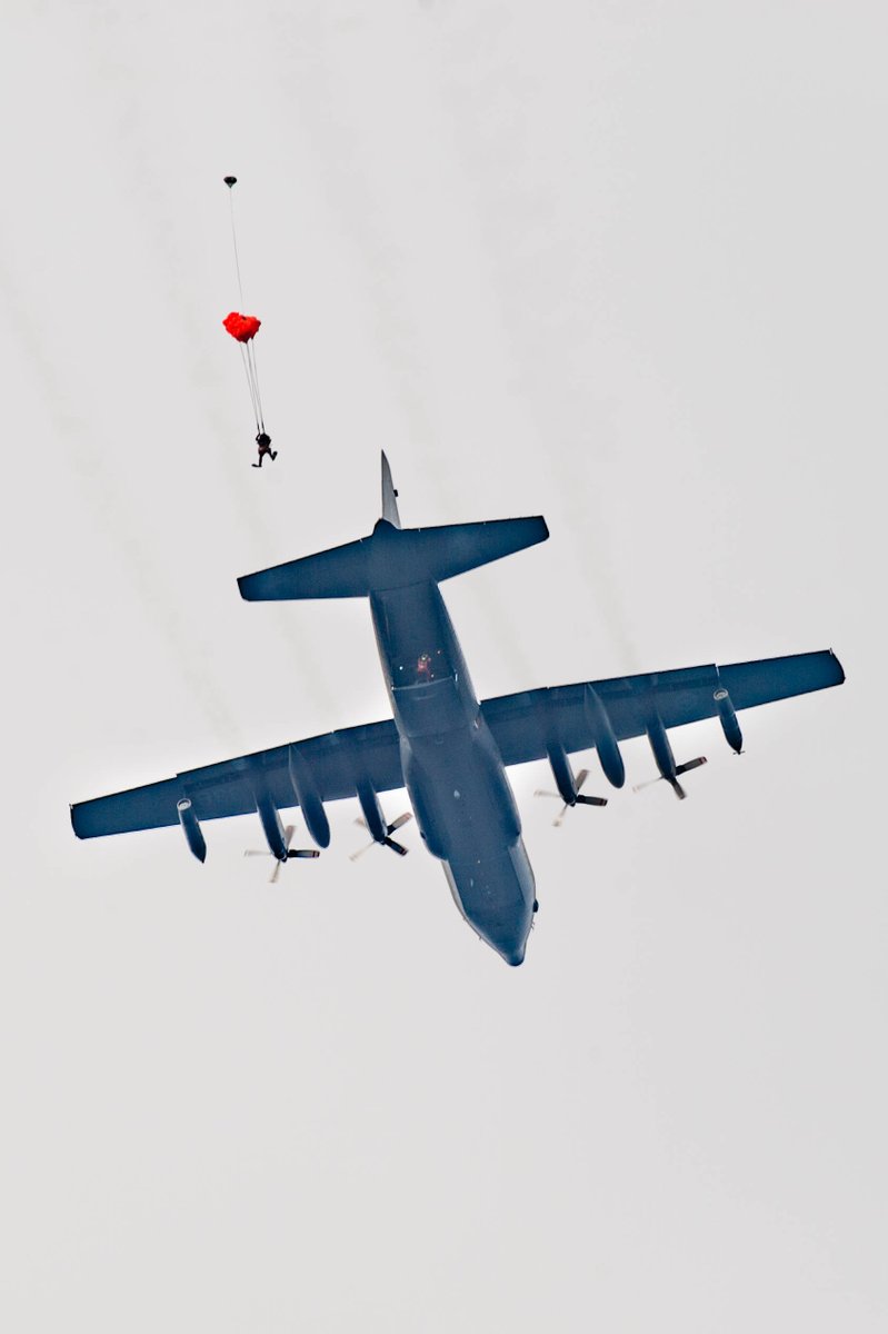 JRCCTrentCCCOS's tweet image. Le CC130H Hercules de l’@ARC_RCAF a portée supérieure à 7000 km, vole à haute et basse altitude, est très manœuvrable, transporte des #TechR&amp;amp;S et de l&apos;équipement qu&apos;il peut larguer lors d&apos;opérations. Parfait pour la #R&amp;amp;S pour la région Trenton! @opérationsARC #Recherche&amp;amp;Sauvetage