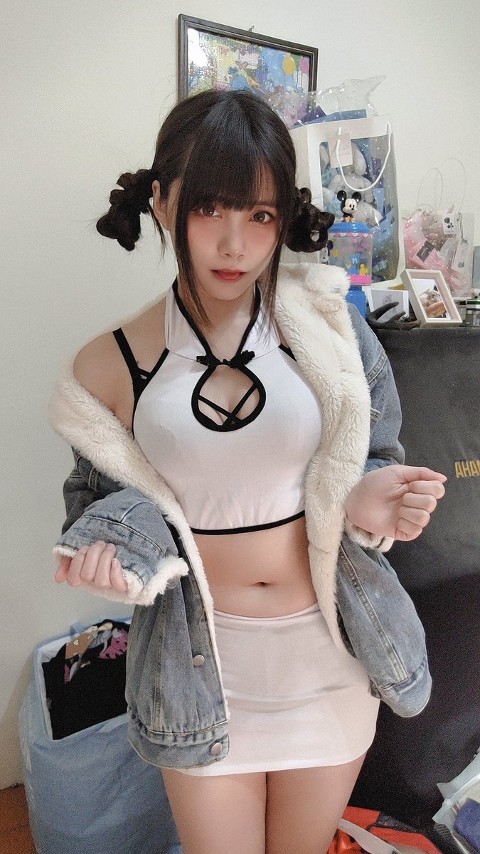 iris920123's tweet photo. 啊我就身材很差啊 🌚
反正你們肯定昨天熬夜打牌看不到這篇啦～哼!!! 😤
好啦 勉為其難說個新年快樂 😗🐯 https://t.co/LYsS0rcmoV