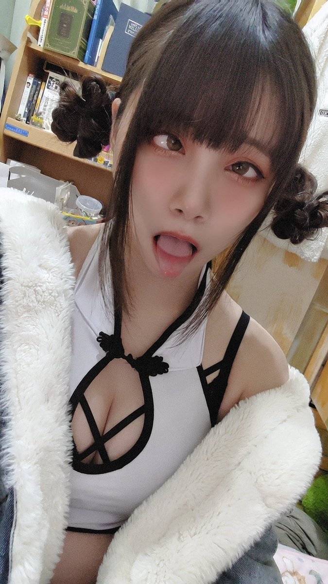 iris920123's tweet photo. 啊我就身材很差啊 🌚
反正你們肯定昨天熬夜打牌看不到這篇啦～哼!!! 😤
好啦 勉為其難說個新年快樂 😗🐯 https://t.co/LYsS0rcmoV