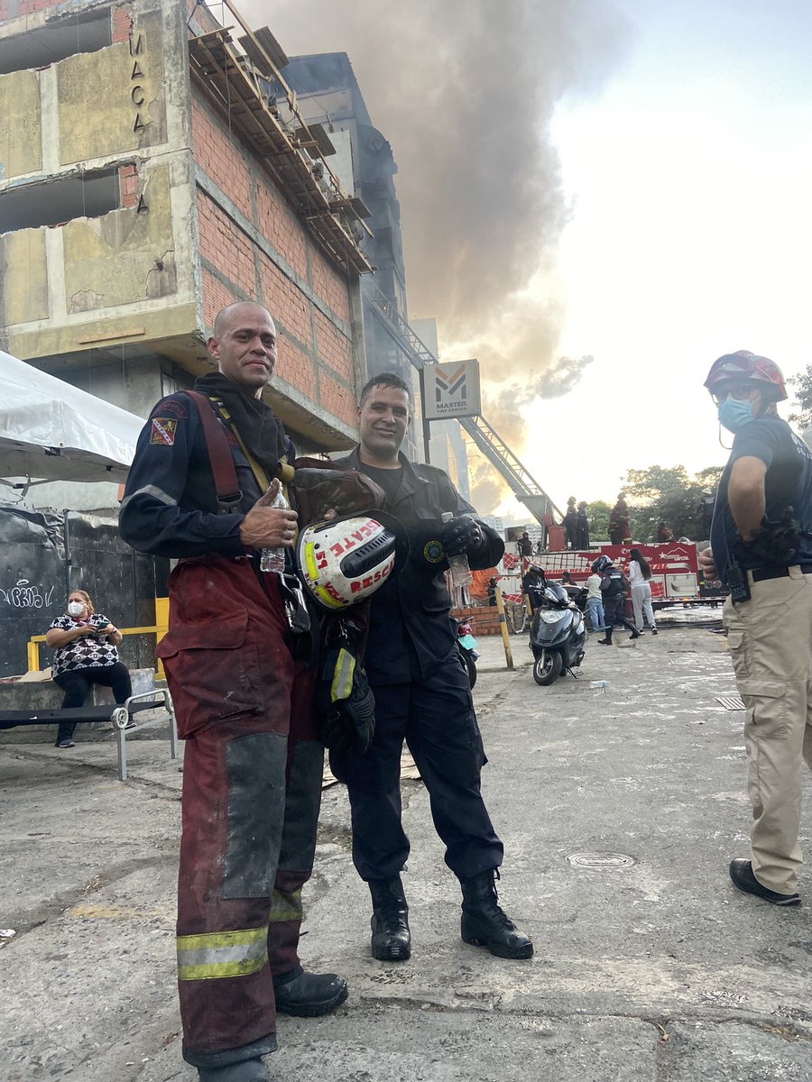 Estos héroes fueron los que rescataron punto a pie a las personas atrapadas en el penthouse de edificio Riverside de Bello Monte. Primer Tte Gabriel Gutiérrez, y Capitán Yoxer Bello de los Bomberos del Dtto Capital. Mis respetos!!!