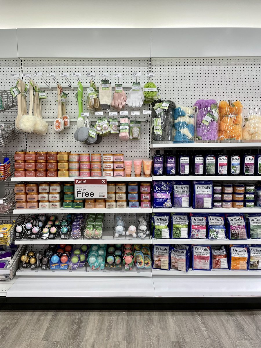 TargetHannah's tweet image. No better way to kick off Q1 than brand new hair care and bath products! 🛁💁🏽‍♀️ Way to go T3374 POG team on these beautiful sets! 🎯❤️