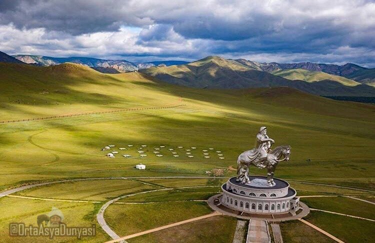 Монголия самое главное. Статуя Чингисхана в Монголии. Конная статуя Чингисхана в Монголии. Статуя Чингисхана в Цонжин-Болдоге. Памятник Чингисхану в Монголии.