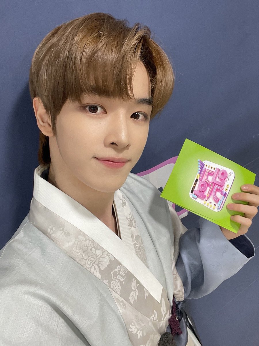 NCTNUBrasil's tweet photo. [#SUNGCHANTWITTER ] 31.01.22

“Usei hanbok hoje para o Inkigayo, já que é o Ano Novo Lunar! 
Você assistiu? ㅎㅎ
Tenha cuidado no caminho para casa e aproveite o ano novo~💚
Feliz Ano Novo!!🙇‍♂️”

#SUNGCHAN #정성찬 #NCT #NCTU #NCTNewUnit https://t.co/Idj7pT6e3m