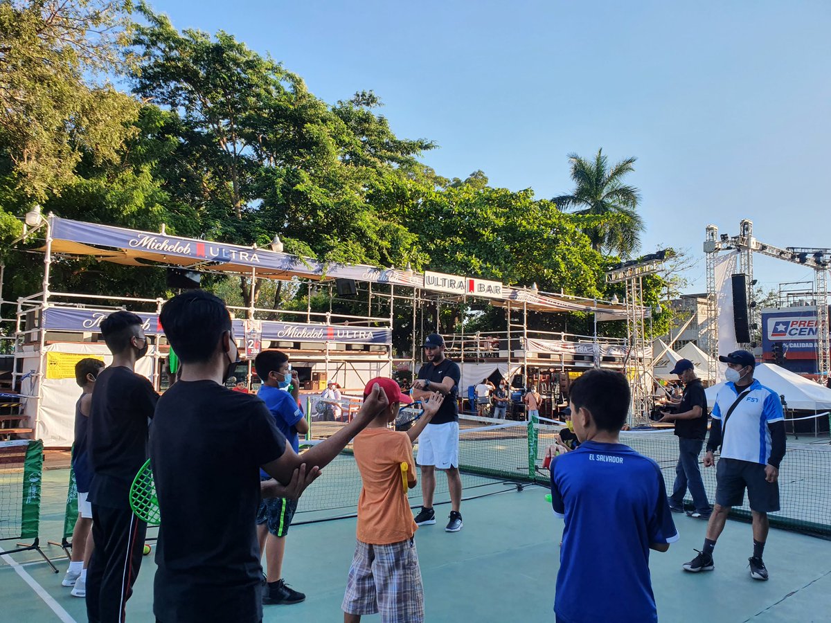 AlcaldiaSN_'s tweet photo. En el marco de los festejos patronales, nuestro alcalde municipal, @RafaelArevaloES compartiendo con niños una práctica del deporte de tenis.
#SonsonateEstaDeFiesta
#MiniTenis https://t.co/FbCYvK6udj