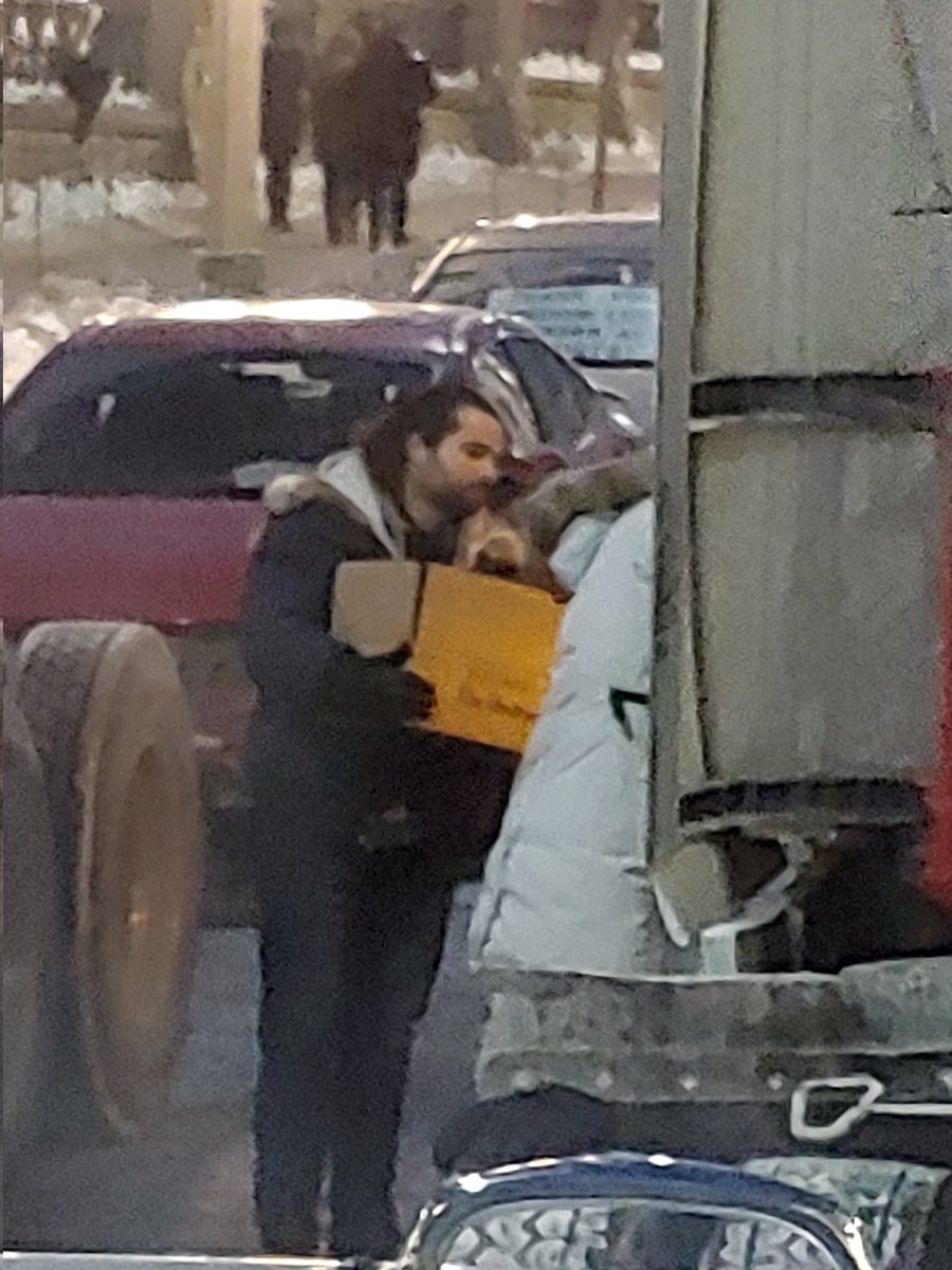 Andy_Wing's tweet image. #FreedomConvoyCanada2022 
More generosity.
This couple delivering chicken soup and chili to the trucks.