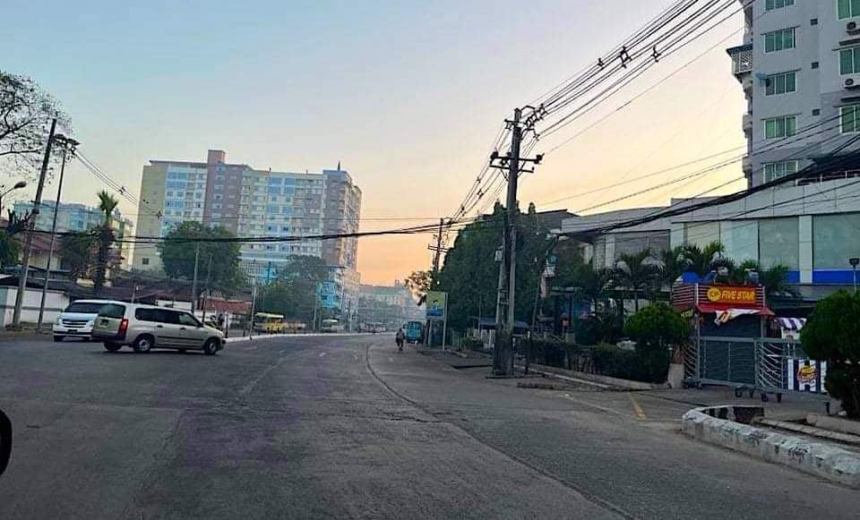 m_krl1's tweet photo. Yangon residents demonstrated #SilentStrike to oppose military junta on one year anniversary of Myanmar revolution. Our Streets. our Rules!

#SilentStrike #2022Feb1Coup
#RedCampaign_1YearOfRevolution
#WhatsHappeningInMyanmar https://t.co/XsnSEfSPxj