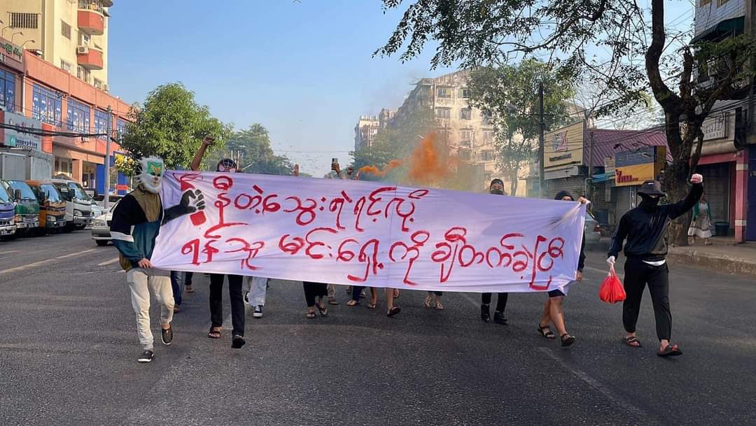 chn_moe's tweet photo. Military Junta could not suppress Myanmar’s thirst for Democracy n political movements although it has been a year that they have seized state power unlawfully. Yangonians  return to the streets with guerilla strike early morning on feb 1.

#WhatsHappeningInMyanmar
#2022Feb1Coup https://t.co/TNkXi5vtq0