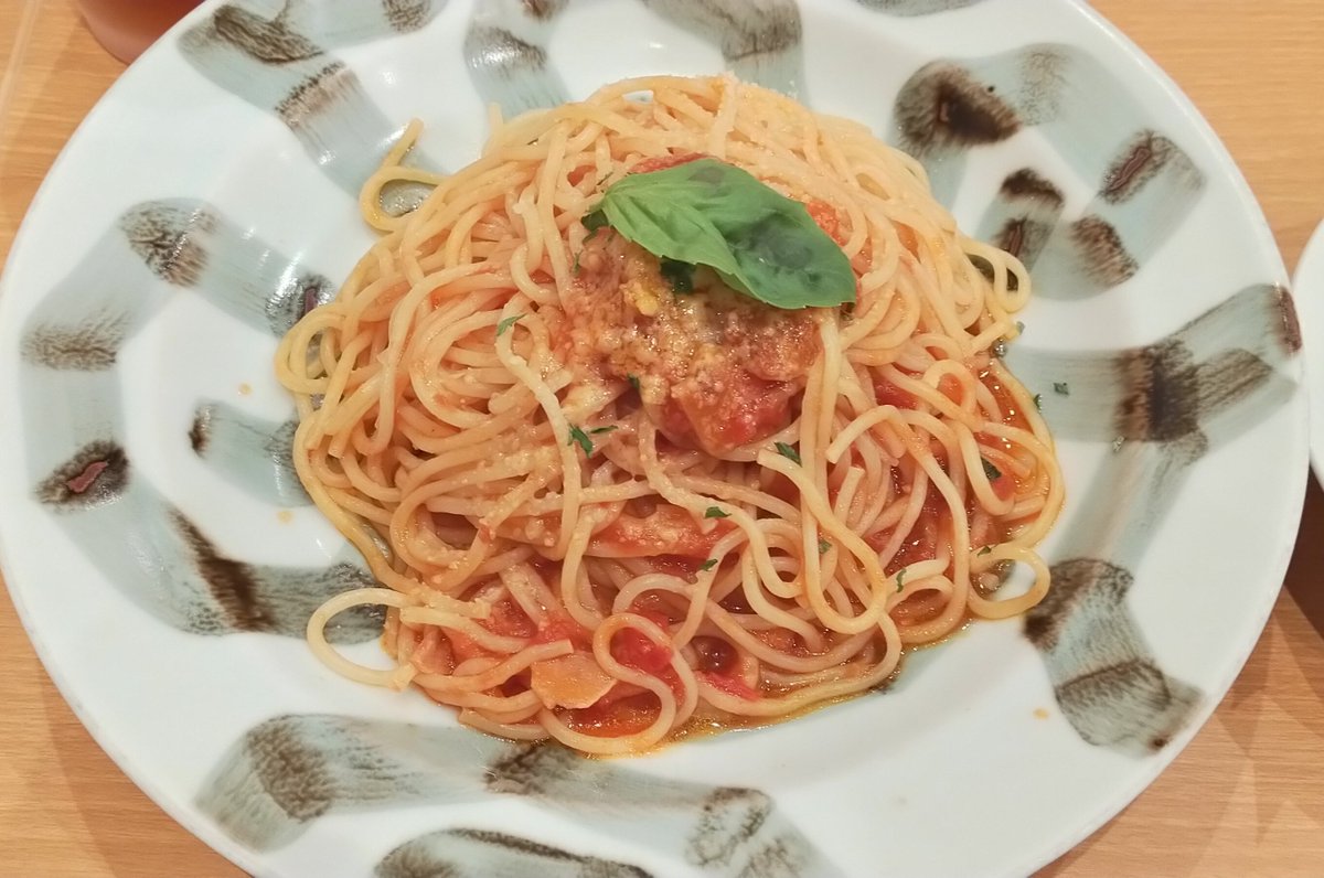 今日の昼食は でフレッシュバジルのトマトソースパスタ食べました。モチモチした麺と絡んで美味しかったです！一口目は、ん？カプリチョーザ？と正直思ったけど、食べ進めてると少し違う感じがしました。店