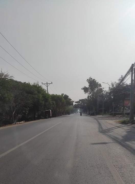 Even before the #SilentStrike's hours haven't started, main roads in #Mandalay are seen sparsely with pedestrians.

#SilentStrike 
#RedCampaign_1YearOfRevolution 
#2022Feb1Coup 
#WhatsHappeningInMyanmar