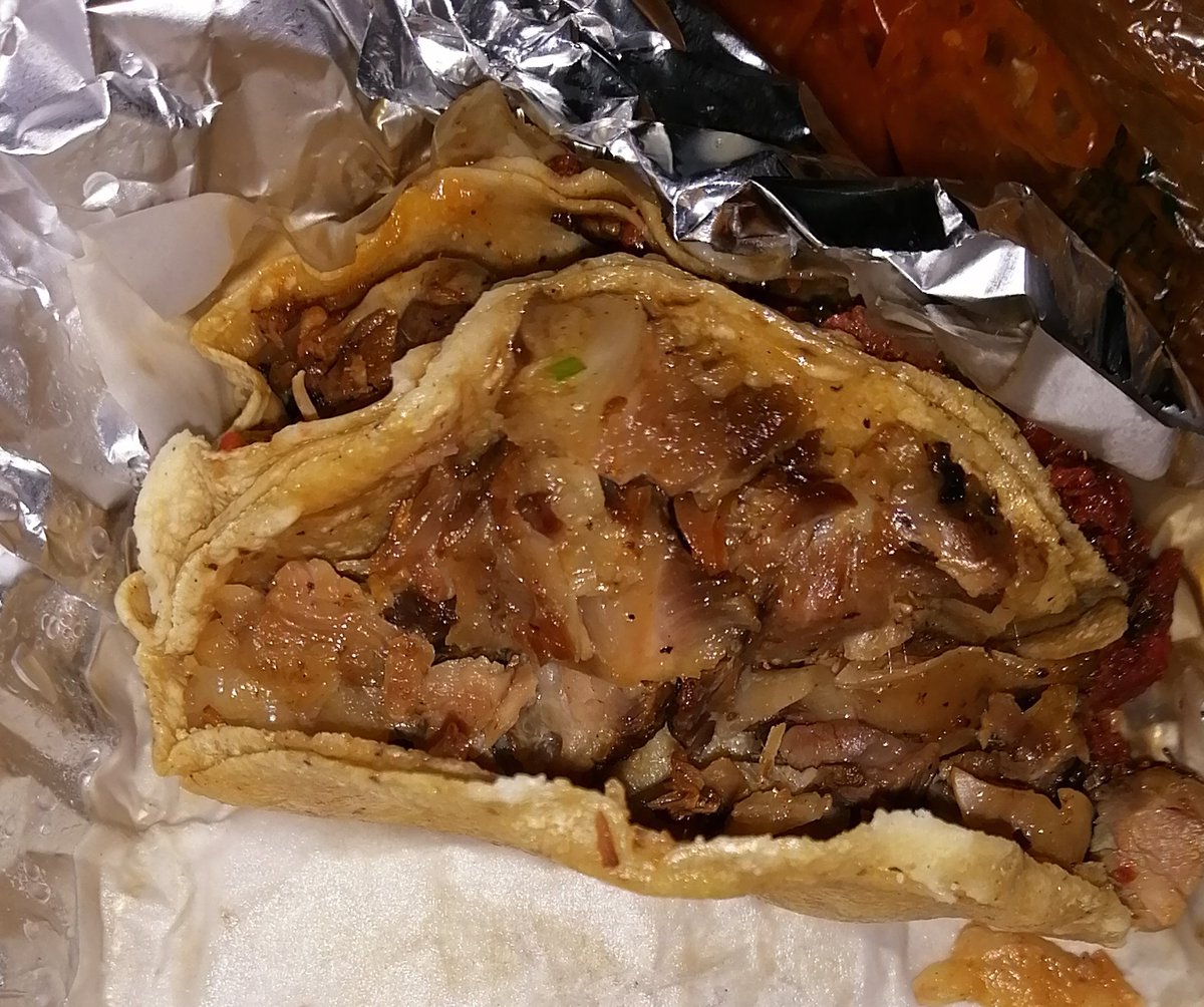 BmLizzie's tweet photo. En serio el taquero piensa que con dos pedacitos de limón alcanza para mis taquitos??

Yo sé que está caro, pero tacos sin limón no son tacos 

#Limón #Tacos #México https://t.co/CEg5nSJbzh