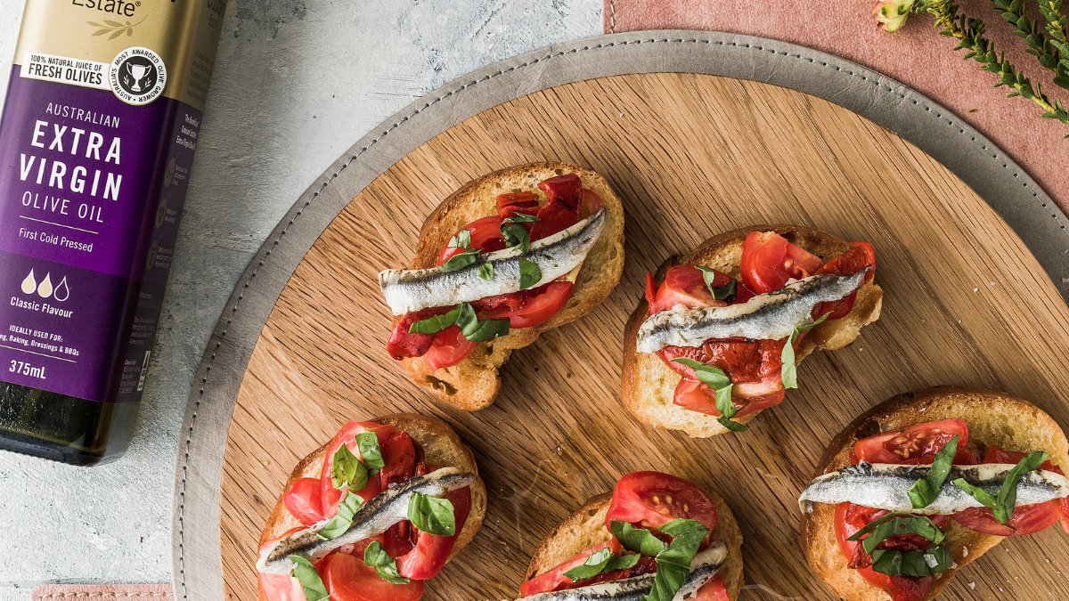 The Mediterranean diet has been named the healthiest diet in the world for the 5th year in a row! 🥇 Read more here: oliveoiltimes.com/health-news/me…