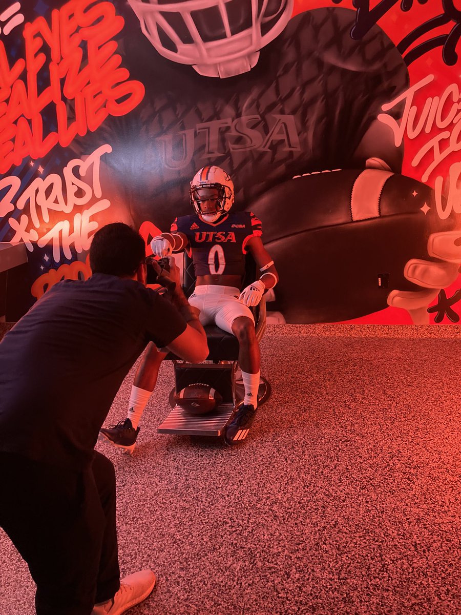 Had a great time at UTSA this weekend! Thank you <a href="/CoachTraylor/">Jeff Traylor</a> <a href="/nicholasDgraham/">Nick Graham</a> <a href="/CoachJessLoepp/">Coach Jess Loepp</a> for your hospitality and time. #210TriangleOfToughness