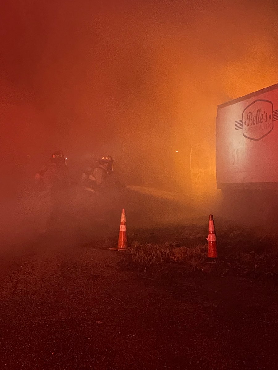 YorkCreekVFD's tweet photo. Station 1 & 3 responded for this vehicle fire in the 1000 blk of Poplar St. Crews quickly contained and extinguished with no additional property loss or injuries. @GuadalupeOEM #fire #firedept #firefighter #vehiclefire #firetruck #fd #losbomberos #carfire #txfire #txfirefighter https://t.co/ewYIIKgrCC