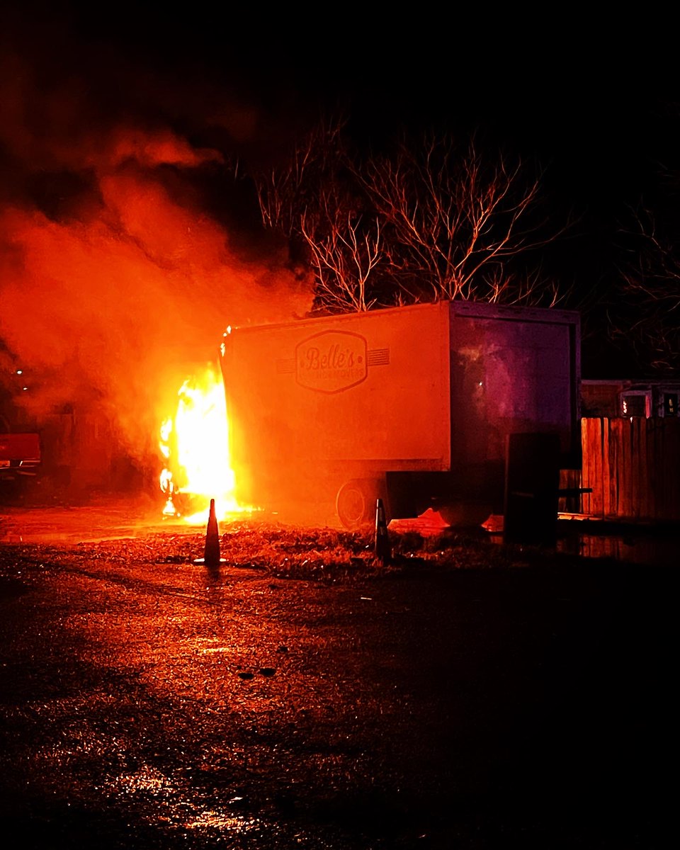 YorkCreekVFD's tweet photo. Station 1 & 3 responded for this vehicle fire in the 1000 blk of Poplar St. Crews quickly contained and extinguished with no additional property loss or injuries. @GuadalupeOEM #fire #firedept #firefighter #vehiclefire #firetruck #fd #losbomberos #carfire #txfire #txfirefighter https://t.co/ewYIIKgrCC