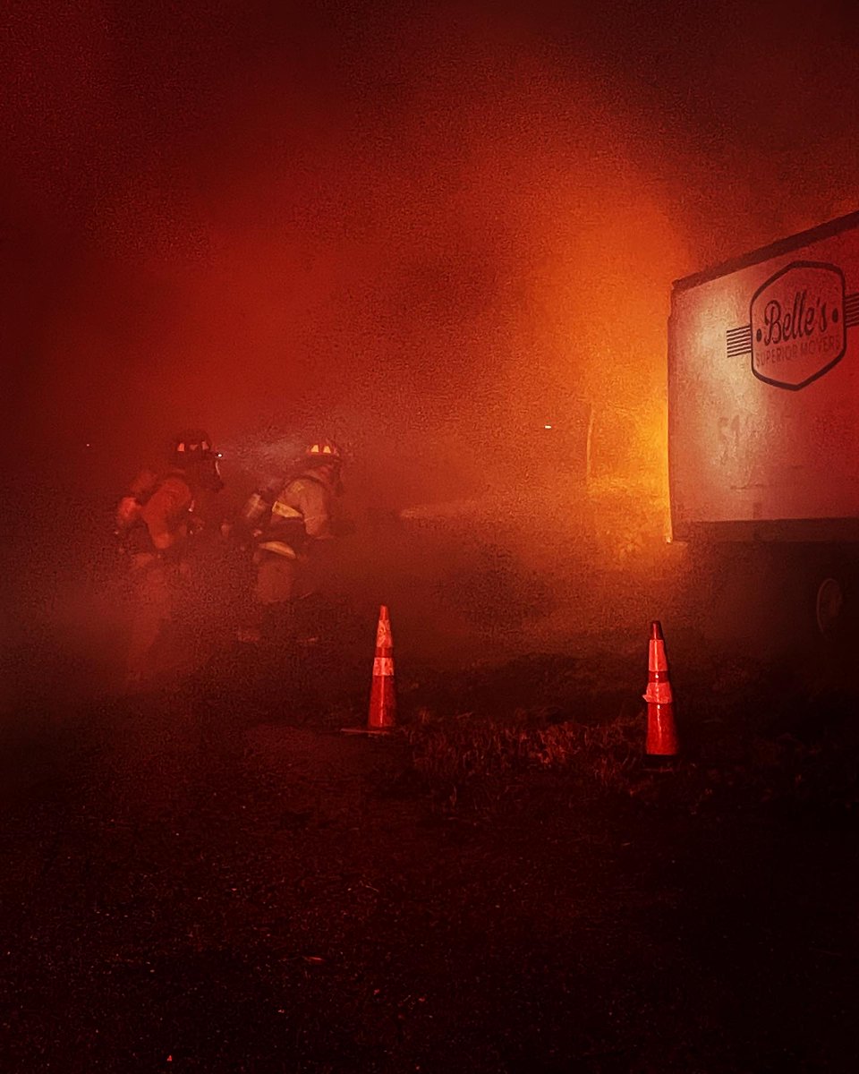 YorkCreekVFD's tweet photo. Station 1 & 3 responded for this vehicle fire in the 1000 blk of Poplar St. Crews quickly contained and extinguished with no additional property loss or injuries. @GuadalupeOEM #fire #firedept #firefighter #vehiclefire #firetruck #fd #losbomberos #carfire #txfire #txfirefighter https://t.co/ewYIIKgrCC