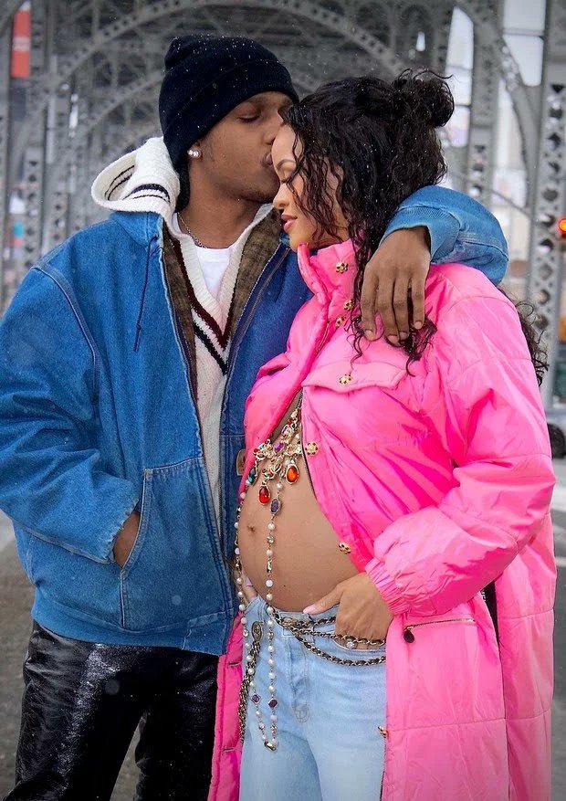 I'm fadering... But with this news my heart made me show up here and wish all the happiness to our mom <a href="/Rihanna/">Rihanna</a>! Your baby will be very loved! As a fan I give you this guarantee... 💖✨