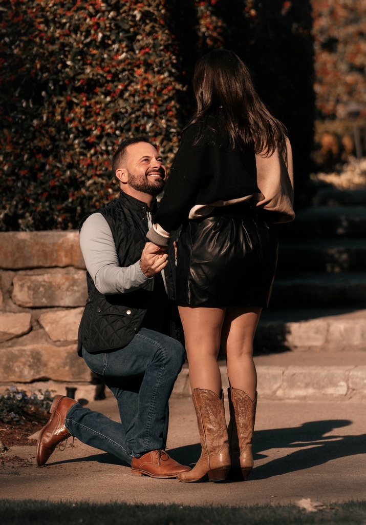 AnnacaseyP's tweet photo. Just a few little sneak peeks from a gorgeous proposal at the Dallas arboretum!!! Even in winter that place is stunning! It made the perfect back drop for these love bugs! ⁠ https://t.co/bMBgRj5Y66
