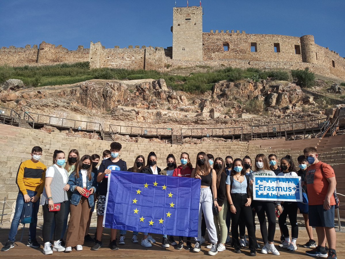 IesChamizo's tweet photo. Concluye nuestro proyecto Erasmus+“BOUILLON DE CULTURE, CITOYENS EUROPÉENS”con el Collège Jean Félix Orabona de Córcega, realizando “movilidades virtuales":excursiones en nuestras regiones y actividades online con presentaciones orales y juegos colaborativos en francés y español. https://t.co/joMS8eL9d1