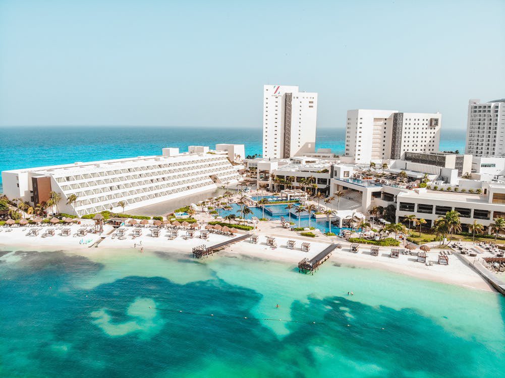 ¡Cancún sigue siendo el destino preferido! Según cifras oficiales de <a href="/SECTUR_mx/">SECTUR México</a>, en 2021 nuestro aeropuerto internacional fue el que más turistas recibió a nivel nacional. 🇲🇽 
(1/2)