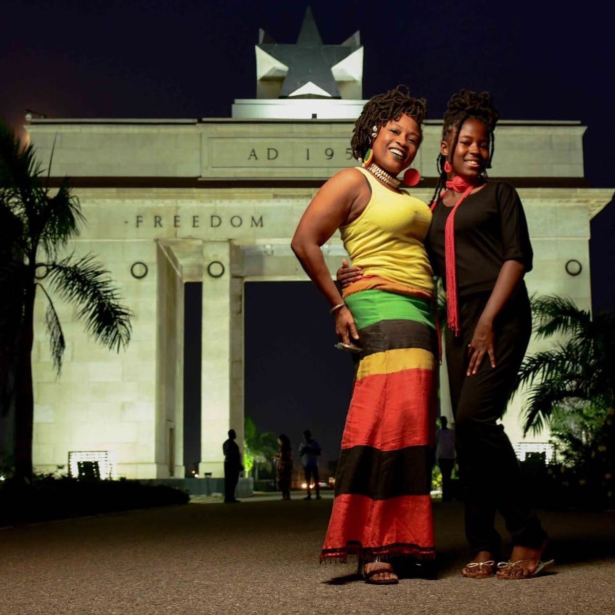 ReggieRockstone's tweet photo. HAPPYBORNDAY TO ZILLA AND ZUZU MY QUEENS! LOVE U TWO SO MUCH ❤️❤️ #doubledo JAH BLESS U BOTH🙏🏿 #motheranddaughter photography by the legendary @darealclickclak BLESS U KING🙏🏿🙏🏿 #blackstars https://t.co/vvhdtrNdjk