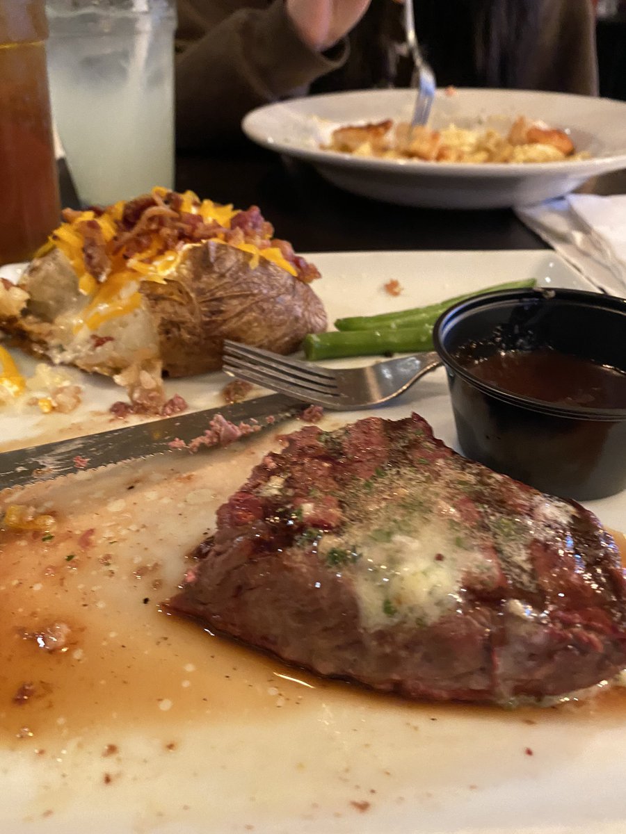 Superb_Eli's tweet photo. Whoever made this steak need their ass ate asap!! https://t.co/h2OK5L1hh5