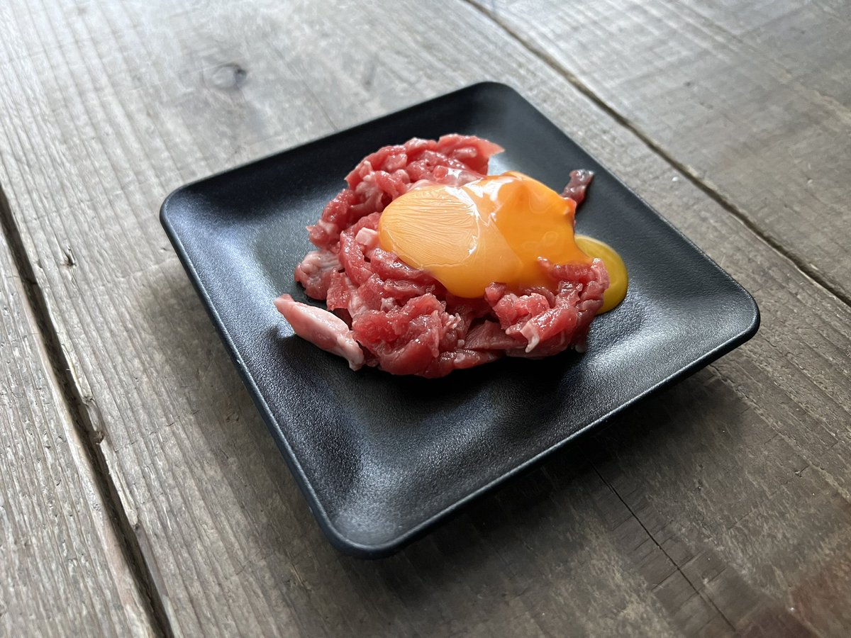 conveni_diet_'s tweet photo. 完全に脳天やられた…ローソンの『牛ユッケ』脂質1gとかどうでもよくなるほどの旨さ。付属のタレも十分旨い。牛ユッケ丼にしても旨い。これマジで冷凍クオリティなんかって感じ。お店に行く価値よっぽどじゃないとなくなった。たんぱく質も10g近くとれるし最強。コンビニで牛ユッケ食える時代くるとか https://t.co/OrMAzKqfEK
