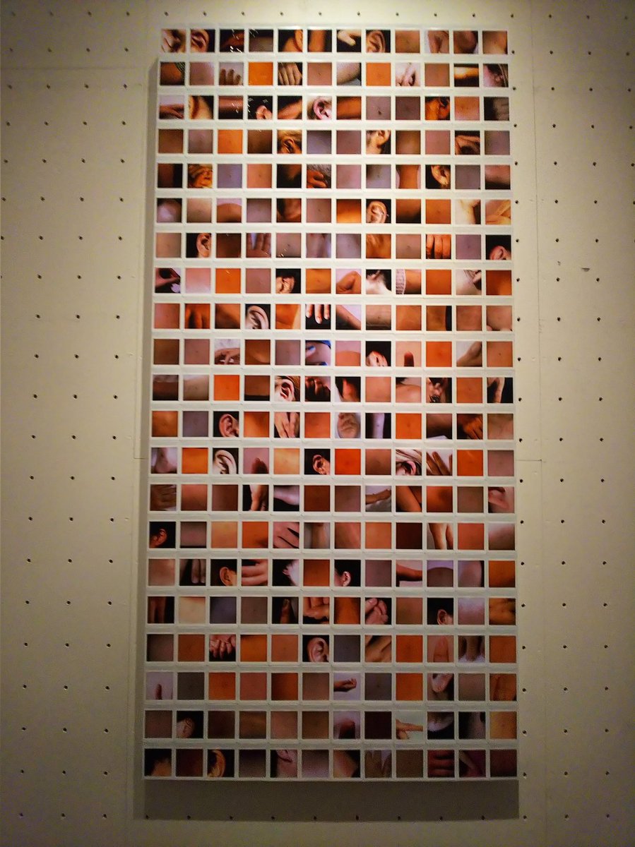love_ewf's tweet photo. ＃藝大卒展２０２２
#藝大卒展 

星（点）のタトゥー
黒いシーツに入った人が居たので、実演をしていたのかな？
ピアスを入れると運気が変わるとかあるが、ほんの小さな点にも効果はあるかもしれない｡やっぱり奇数かな。興味がわく作品です。 https://t.co/OvbRxOAvzc