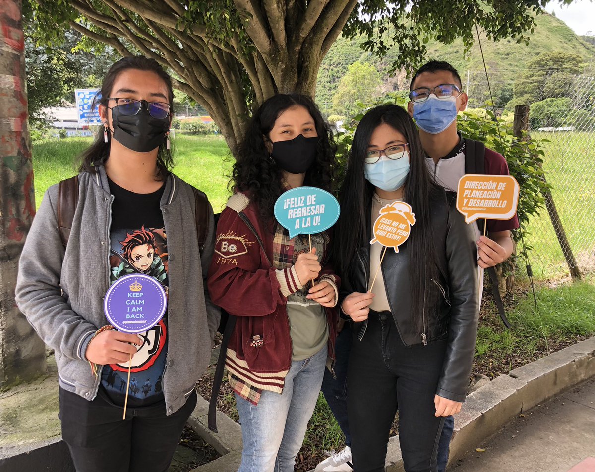 planeaudenar's tweet photo. Nos alegra el corazón ver nuevamente a nuestros estudiantes en la Udenar💛💚

Cumpliendo los protocolos de bioseguridad, vuelven a llenar de energía, vitalidad y optimismo cada rincón del campus👏🏽👏🏼

Feliz continuación de semestre les desea la Dir. de Planeación y Desarrollo 📚 https://t.co/SgkAWXT589