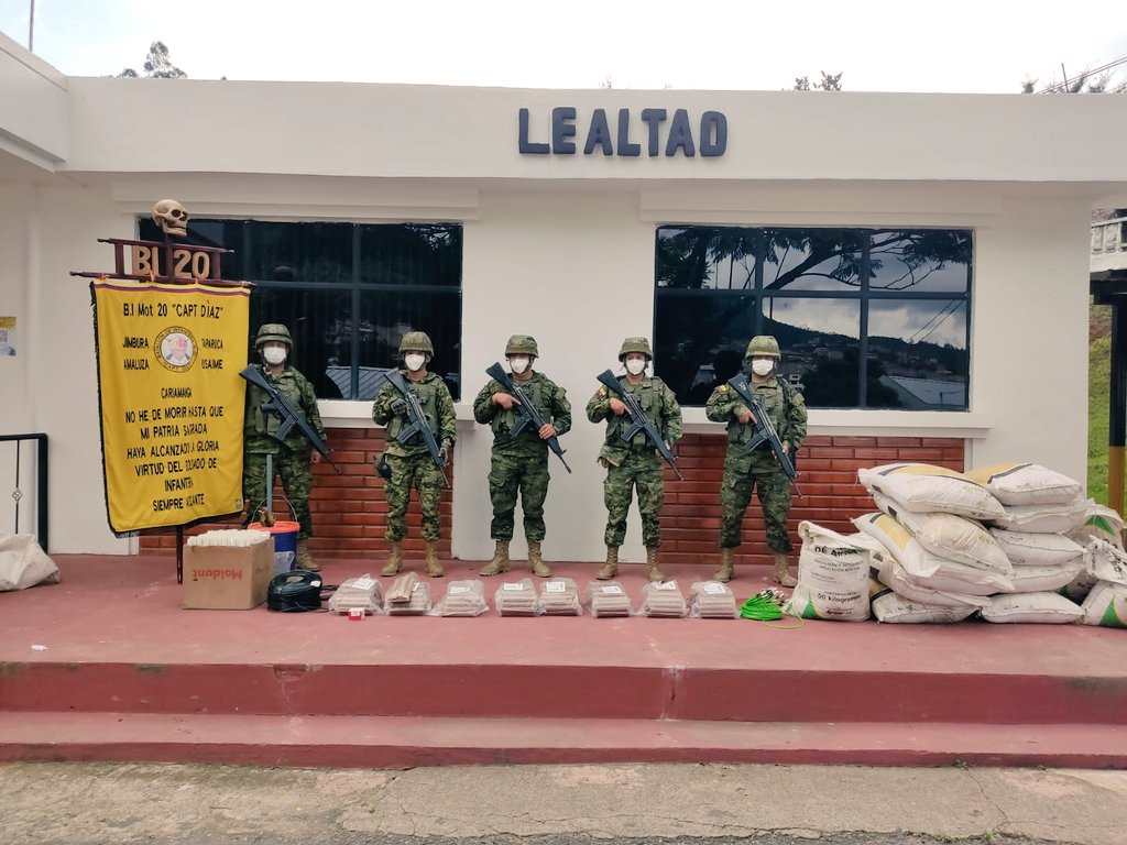 EjercitoECU's tweet photo. #Calvas| En operación militar @FFAAEcuador en coordinación con @BomberosCmga, decomisaron material explosivo por mal uso del permiso de almacenamiento, durante la inspección de la concesión minera "Guadalupe", en el barrio #Manche de la parroquia #Utuana.
#EjércitoEcuatoriano https://t.co/cT7FvriQht