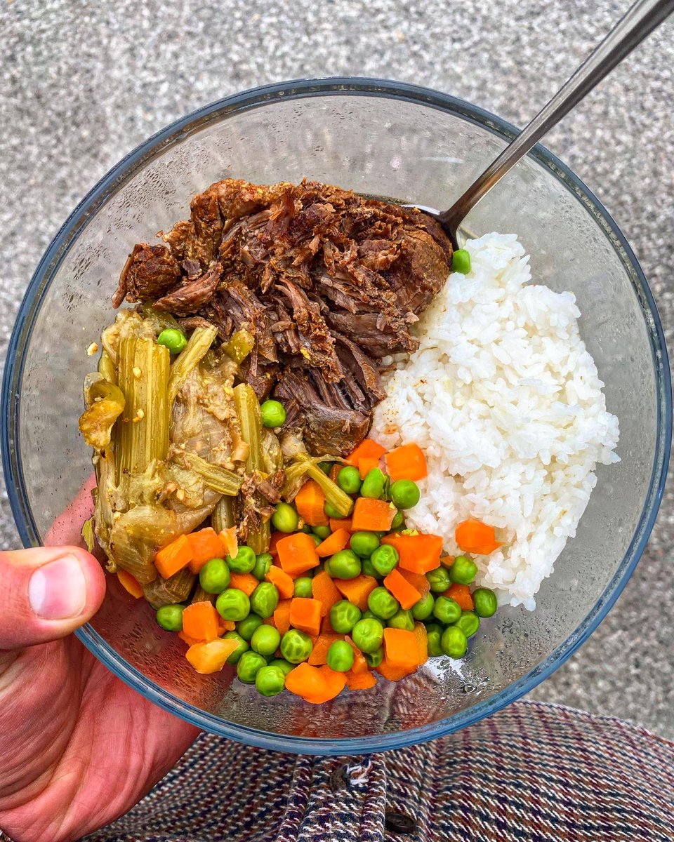 el_ericito's tweet photo. Shredded Chipotle Bowl:
——————————————————
775 Calories P: 65g F: 15g C: 95g
——————————————————

Here’s my lunch for this week, shout-out to my Instant Pot for coming in clutch. 🙌🏽

Check out my macros via my @RPstrength app. 😎

Who wants a bite? https://t.co/xEXrPrBYtX