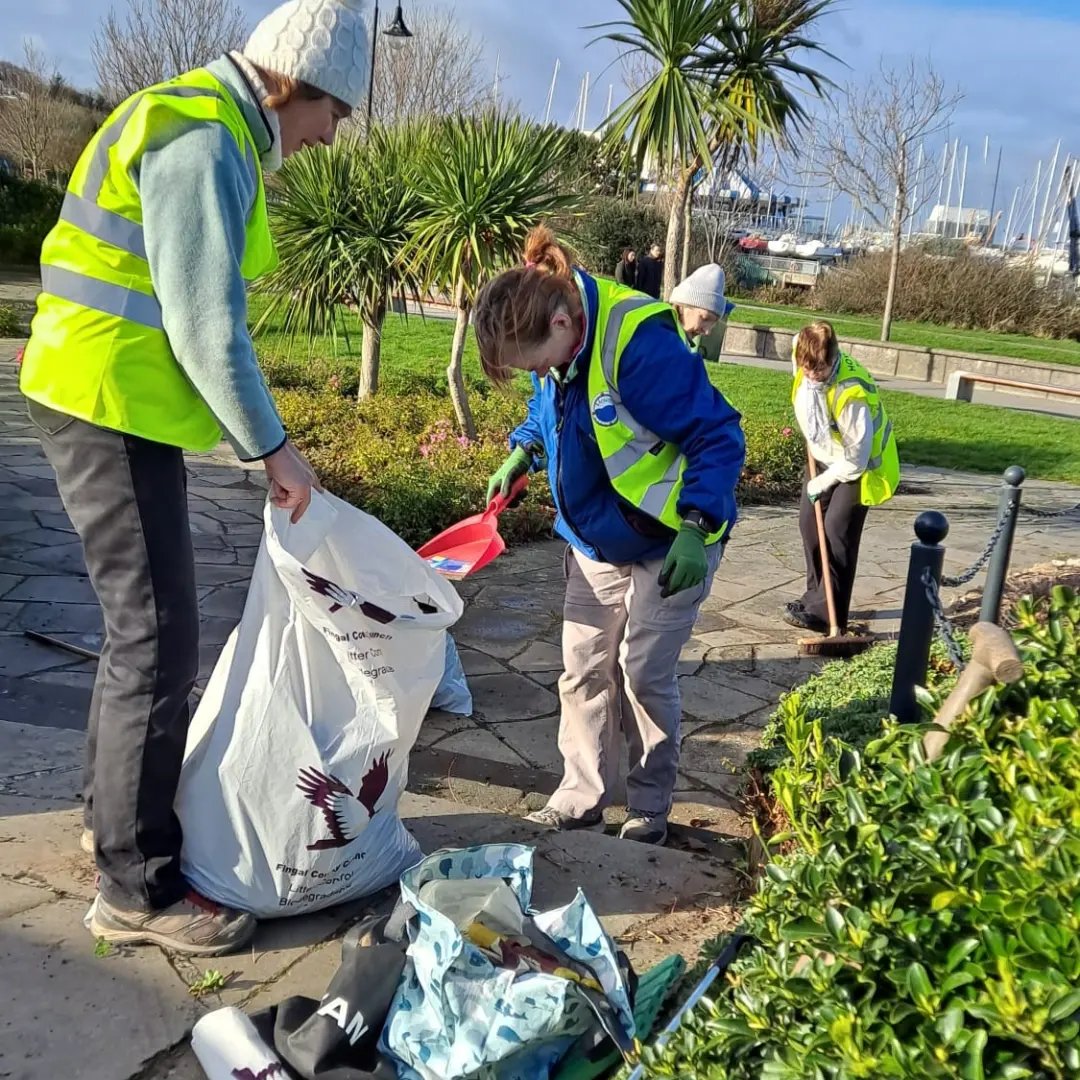 It was BAU on this #mondaymood #MondayMotivation morning for Team HTT. A bit of TLC at the Olympic garden & some graffiti busting (please #leavenotrace) followed by our very important Tea-Brief in our #KeepHowthGreen #wechoosereuse cups #BYOC #KeepHowthGreen 💚#wechoosereuse🤗😍