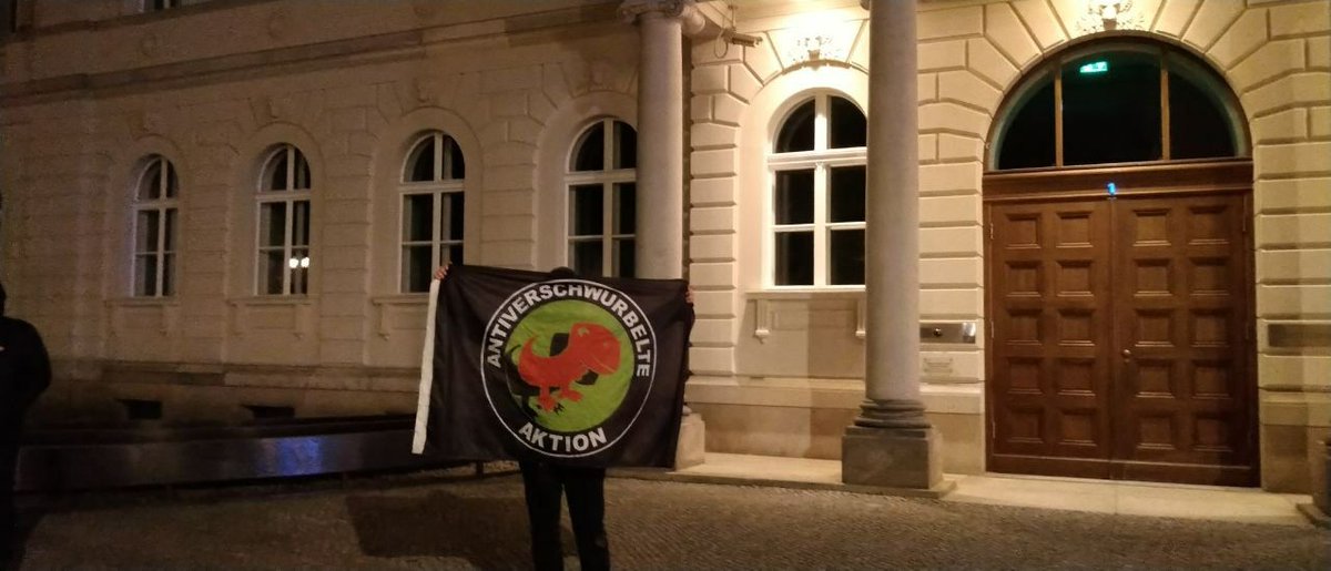 reclaimrosalux1's tweet photo. danke an alle gegen schwurbel aktiven. foto vom schlossplatz #berlin: deutlich weniger schwurbel👍❤️🦎😘 6. #spazierstop
3 leute +1 box reichen! vergesst #wirsindmehr & blockaden! seid nett zu schwurbel & #teamgates!
#b3007 wenn alle schwurbel kommen, sind echsen da!
🐊 #echsit https://t.co/SLVyYO9jcF