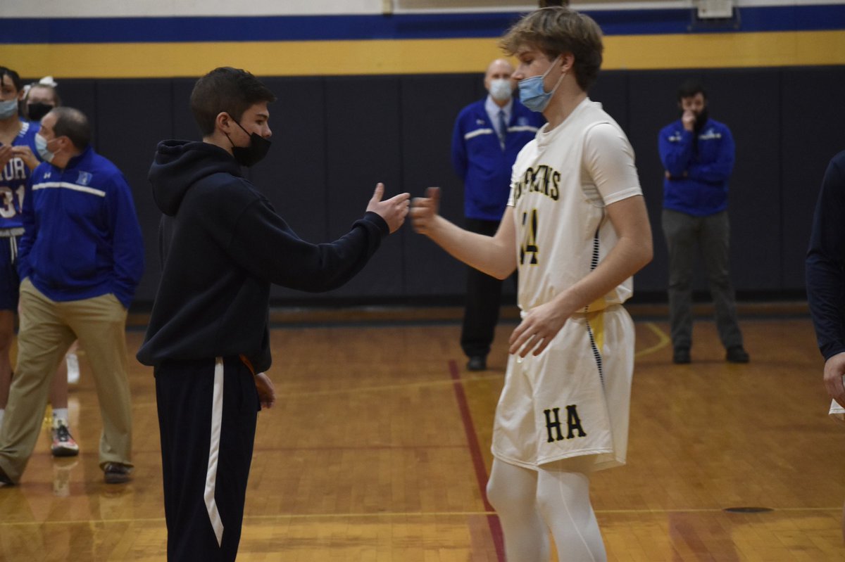 GageNutter_'s tweet photo. .@AndrewCiaglo22 on handshake duty 👋. https://t.co/UfBXu2yNE5