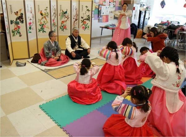 KLeagueEspanol's tweet photo. Es un día muy especial para los niños 👧🏻👦🏻, pues celebran el #Sebae (세배), una ceremonia muy especial en la que realizan una gran reverencia a sus familiares mayores y reciben cartas y dinero en un sobre. ☺️🧧 https://t.co/ILums2pvsq